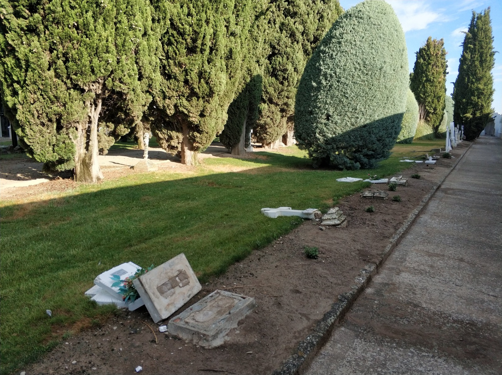 Algunes de les destrosses al cementiri municipal del Palau d'Anglesola